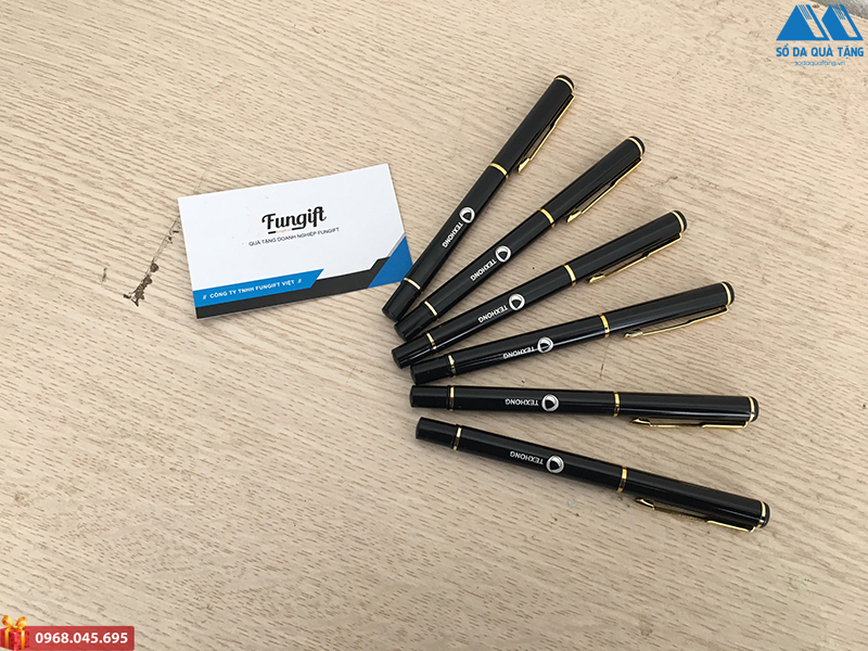 Khắc logo lên bút viết kim loại